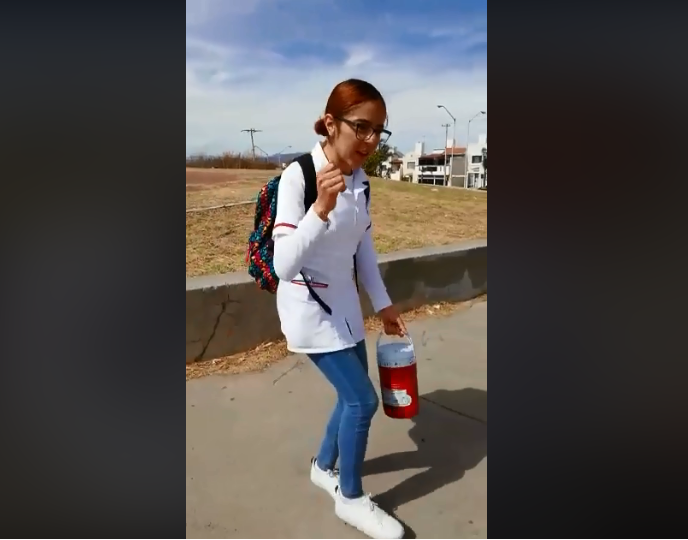 Con un baile, la chica pidió que le abran la puerta para realizar su trabajo. (Especial)