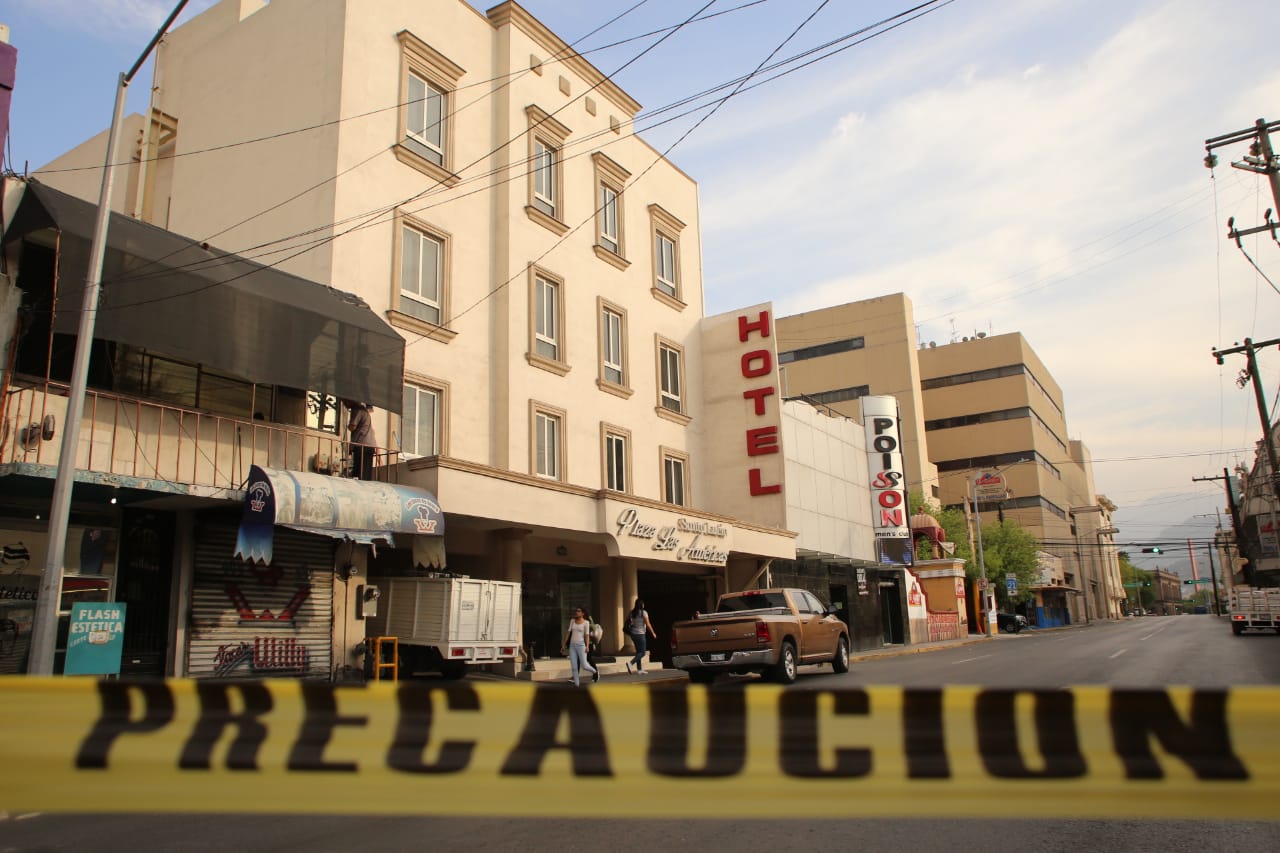 La calle Zaragoza, a la altura de Aramberri, en el centro de Monterrey fue cerrada momentáneamente. Foto: Roberto Alanís