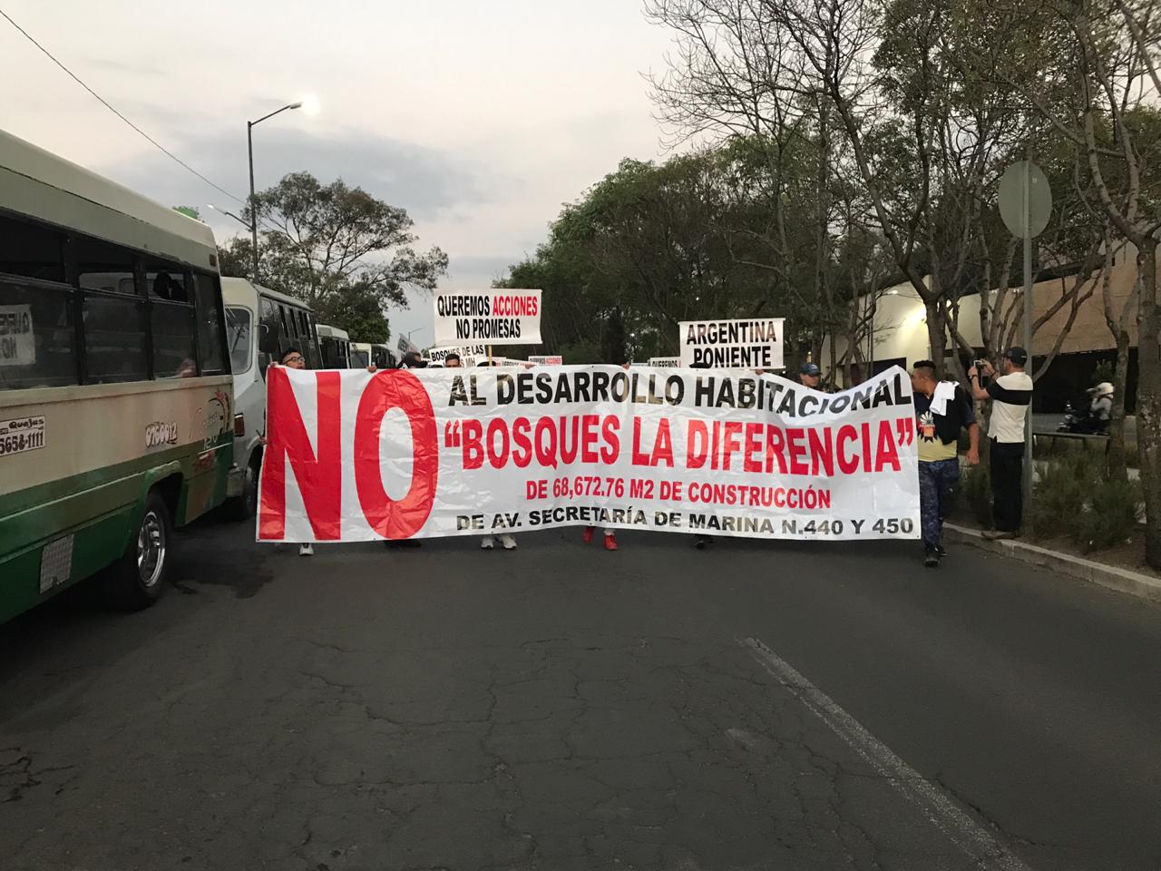 Colonos se manifestaron en la glorieta de Paseo de Lilas y después se dirigirán por la calle de Laureles.(Cinthya Sttetin)