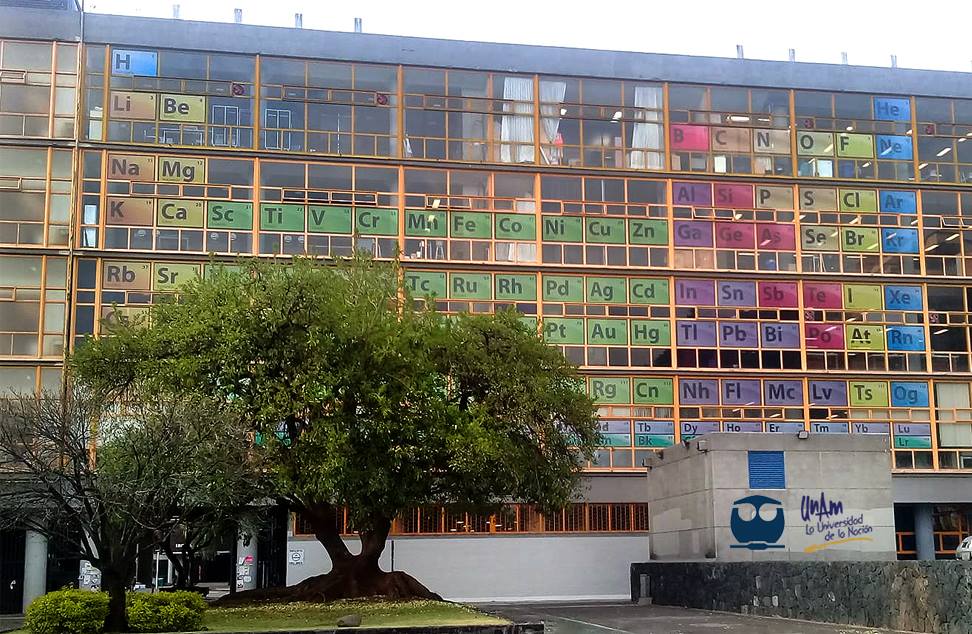 El edificio A de la Facultad de Química luce una enorme Tabla Periódica. (Facebook)