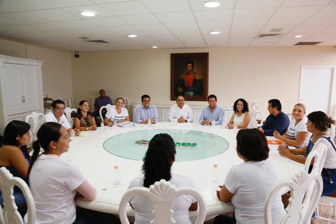 El gobernador de Guerrero se reunió con administradoras de estancias infantiles. (Tomada de @HectorAstudillo)