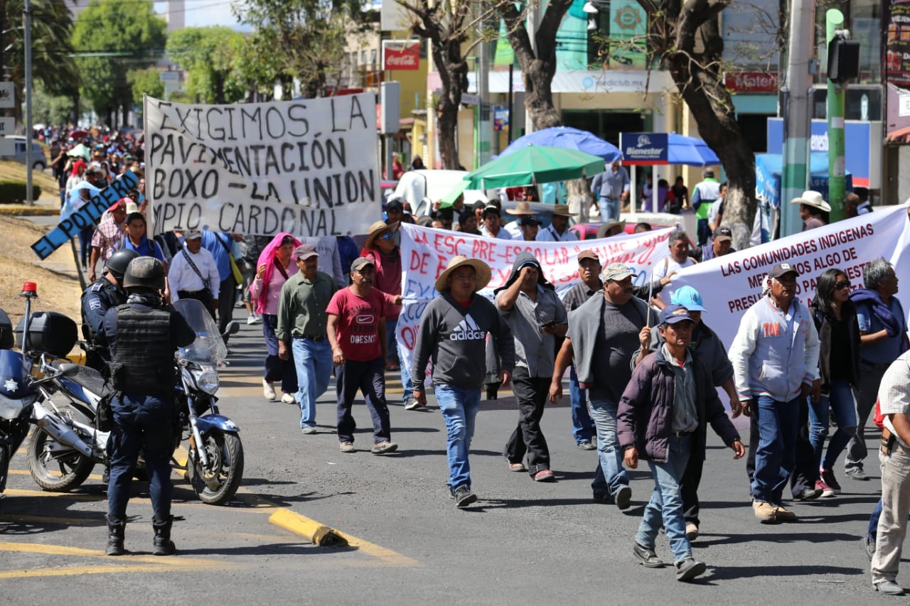 Un grupo de más de mil habitantes se manifestaron frente a Palacio de Gobierno en Pachuca. (Jorge Sánchez)