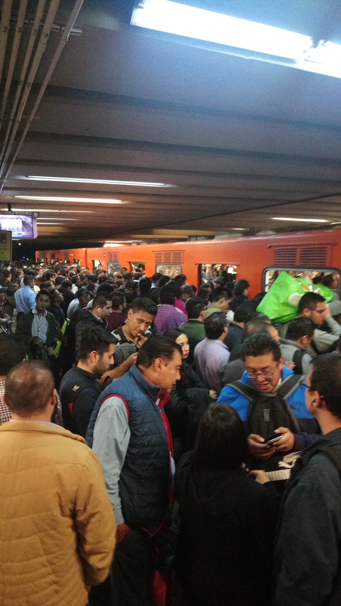 El Metro presenta saturación en varias estaciones de la Línea 9. (Tomada de @SantiagoPeas)