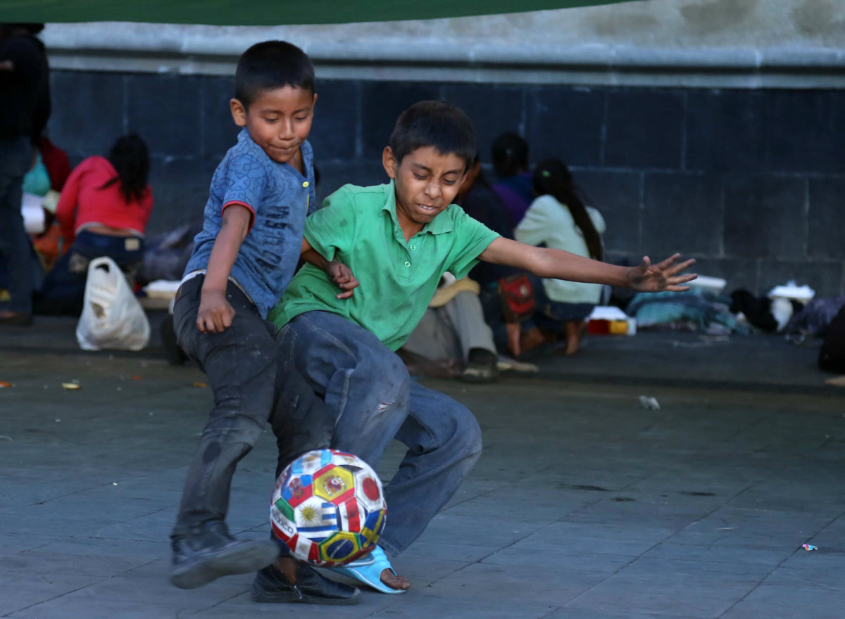 Niños hacen una cascarita afuera del Palacio Federal (Santiago Chaparro)