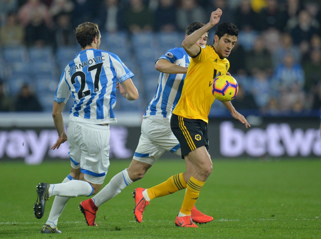 Raúl Jiménez ante el Huddersfield Town (Reuters)