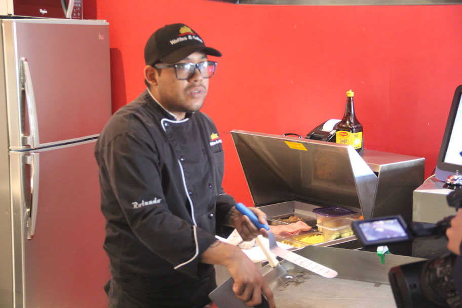 Rolando González es chef de  Waffles and Coffe y todos lo días le da sabor  personalidades del espectáculo. (Gilberto Lastra)