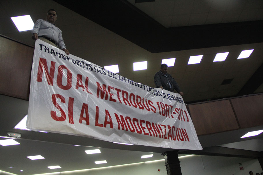 Transportistas de La Laguna piden un plan de negocios ante el Metrobús y financiamiento para modernizar unidades. (Gilberto Lastra)
