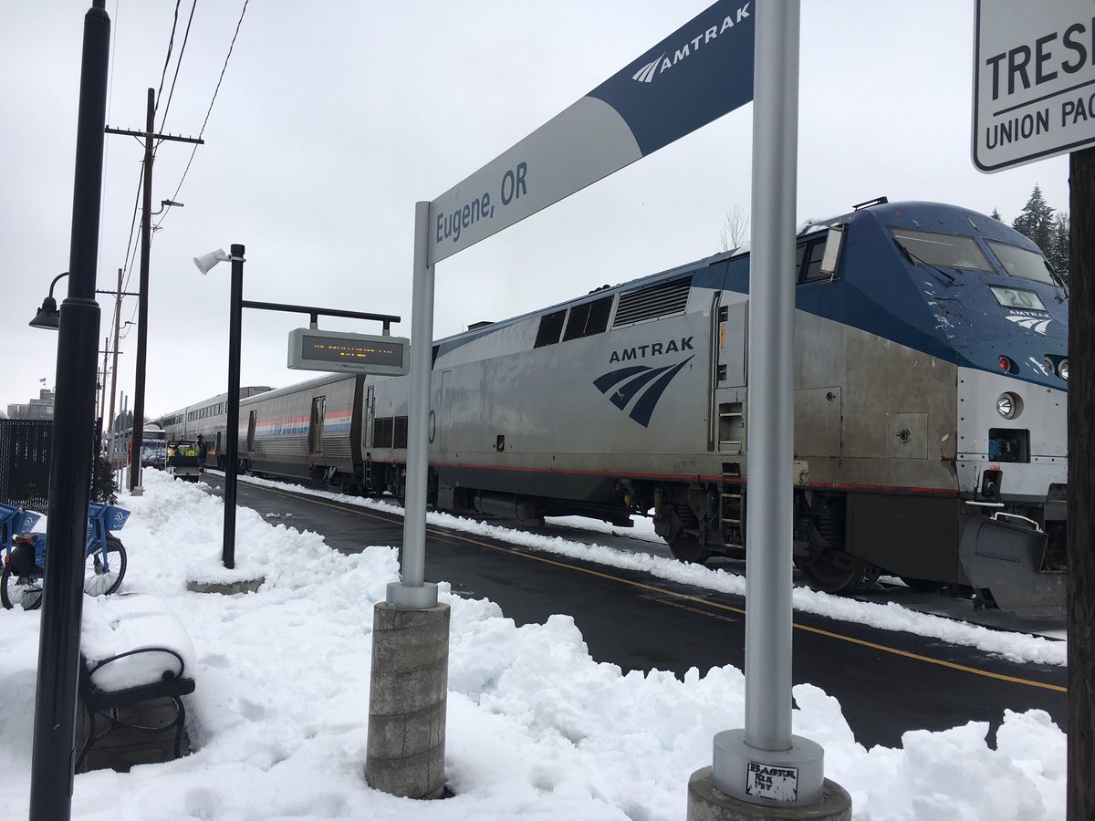 Un tren estuvo varado por dos días luego de que un árbol cayera a mitad del camino. (KGW News)