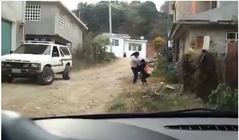 En el video se observa que la mujer golpea al menor. (Especial)