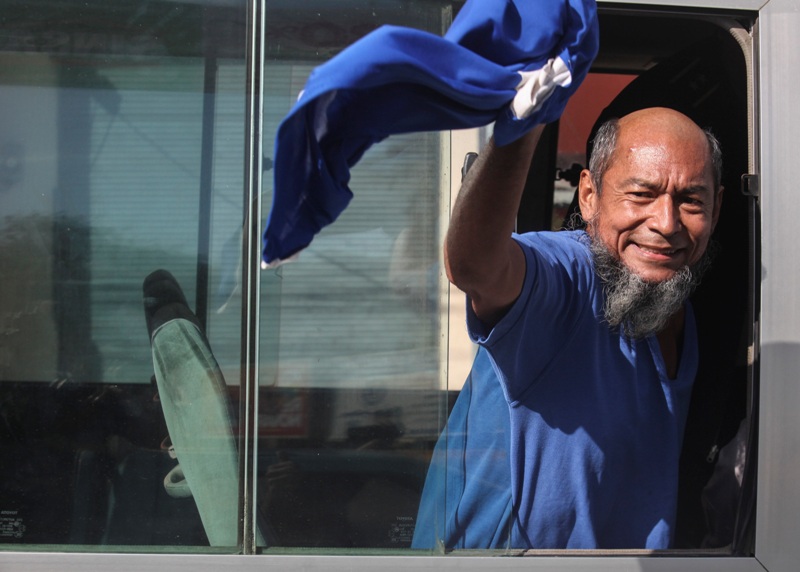 Alex Vanegas, uno de los encarcelado por el gobierno del presidente Daniel Ortega por protestar, ondea una bandera luego de ser liberado. (AP)