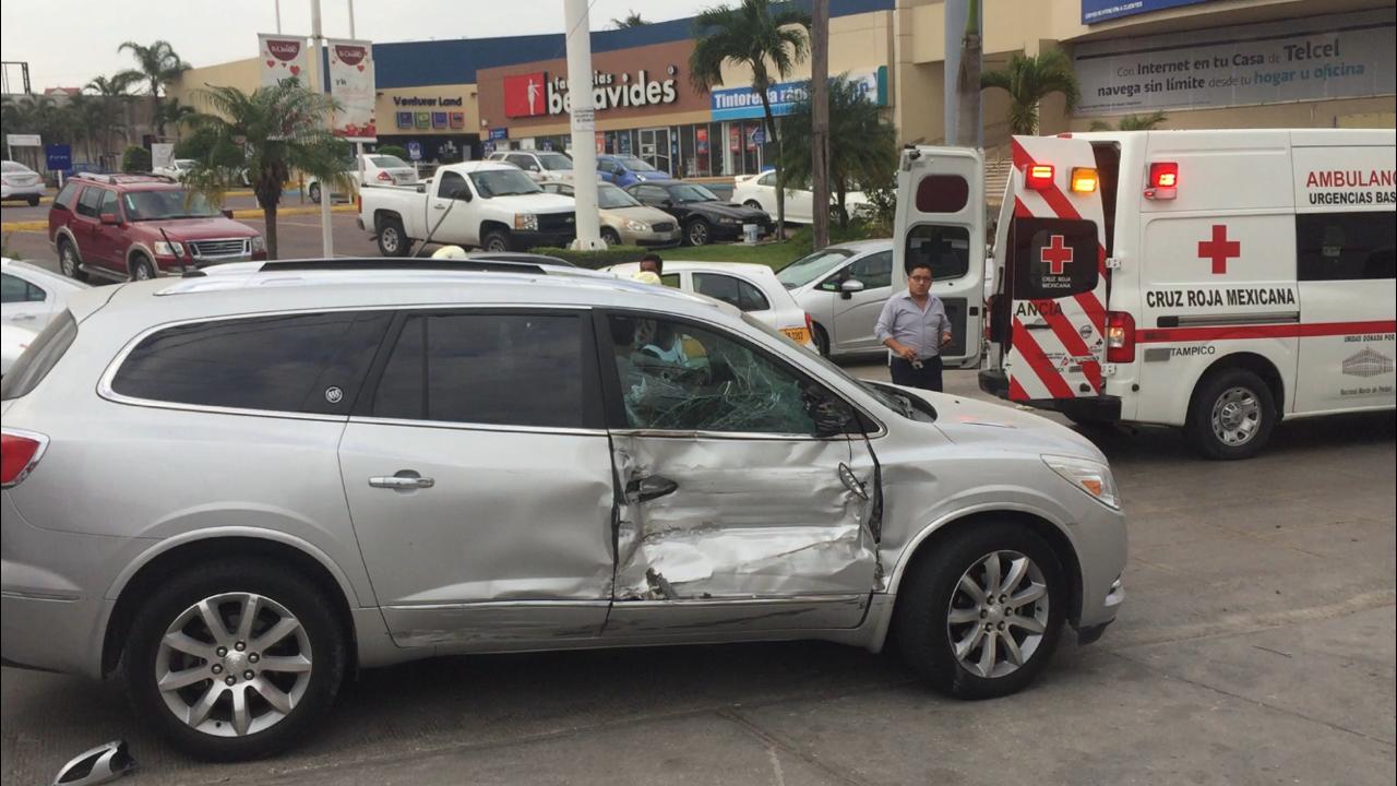 Tres ambulancias de la Cruz Roja tuvieron que ser utilizadas para el traslado de las personas lesionadas.