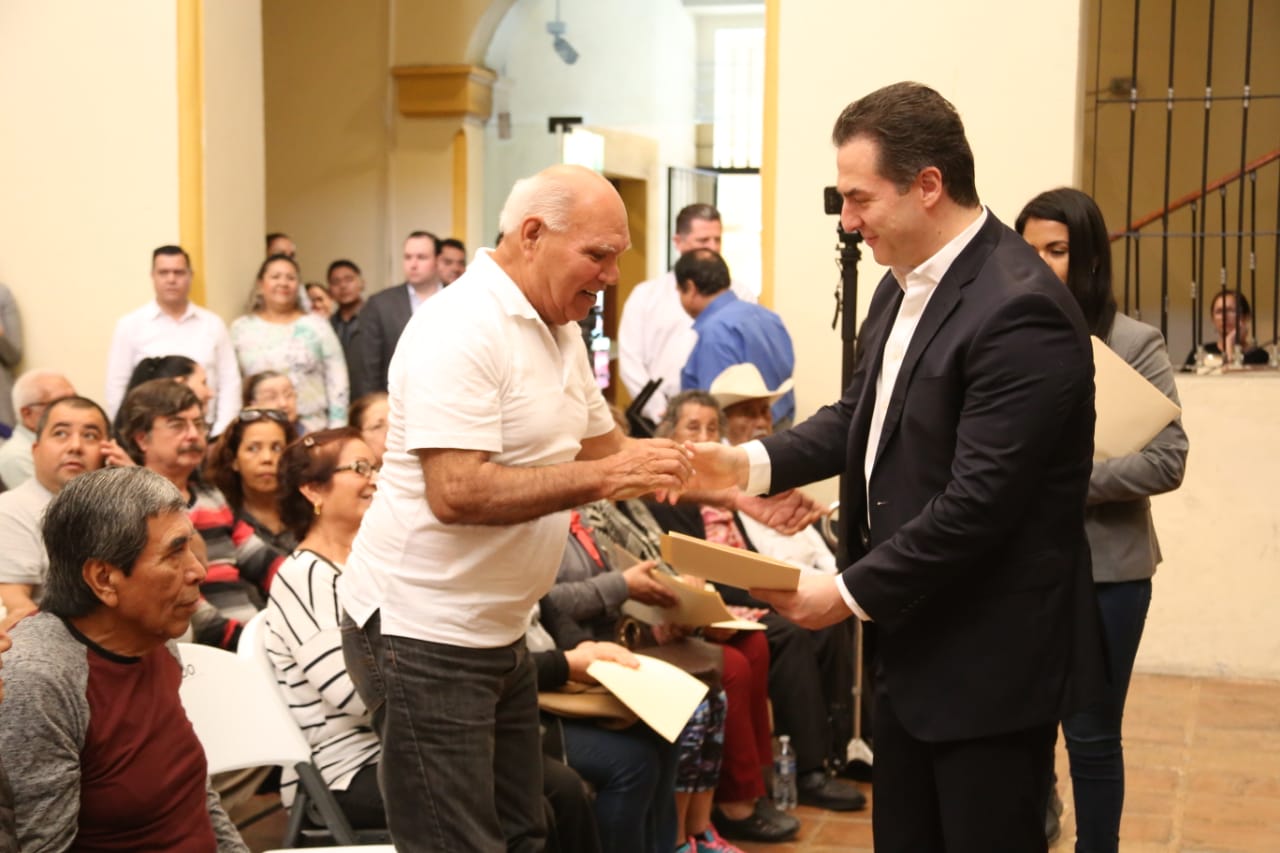 El Ayuntamiento de Monterrey realizó la entrega de 170 testamentos a bajo costo. Foto: Leonel Rocha