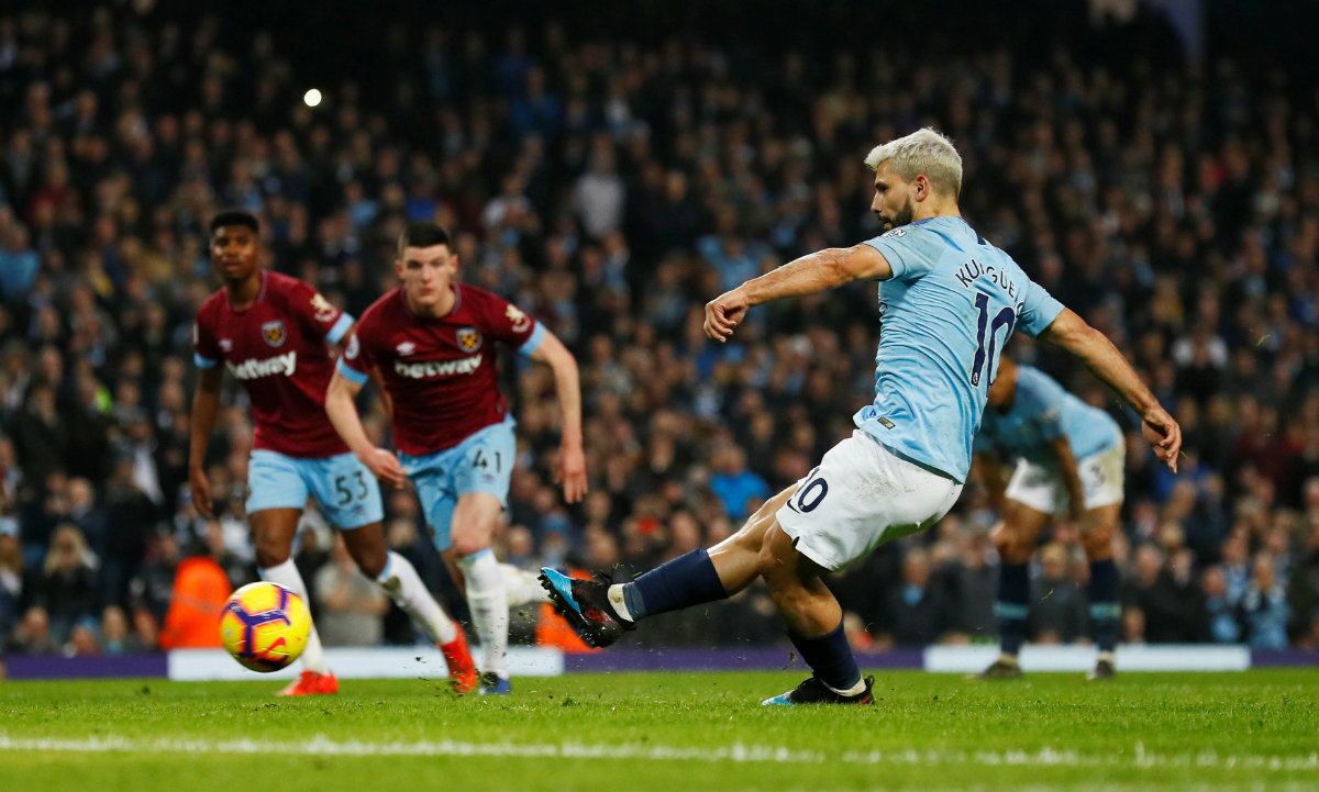 Chicharito ve desde la banca la derrota del West Ham vs Manchester City (Reuters)