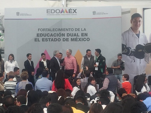 El Ejecutivo se reunió en Tultitlán con representantes del sector educativo. (Alicia Rivera)