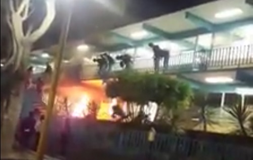 El suceso provocó un incendio en el lugar. (Especial)