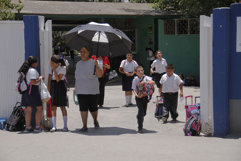 Las escuelas deben dar un tiempo de entre 15 y 30 minutos de tolerancia para que los padres de familia acudan por sus hijos. (Archivo)