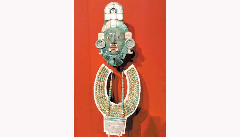 La exhibición aborda una obra maestra que en su forma revela los principios de la cosmogonía maya.