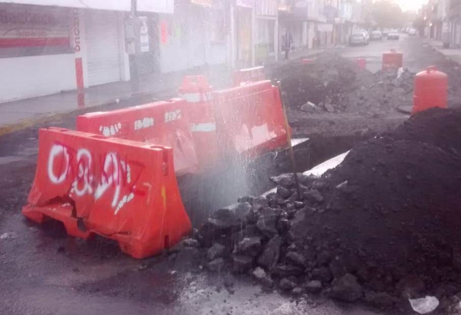 La fuga de agua se originó en el cruce de Río Churubusco y avenida De las Torres. | César Velázquez