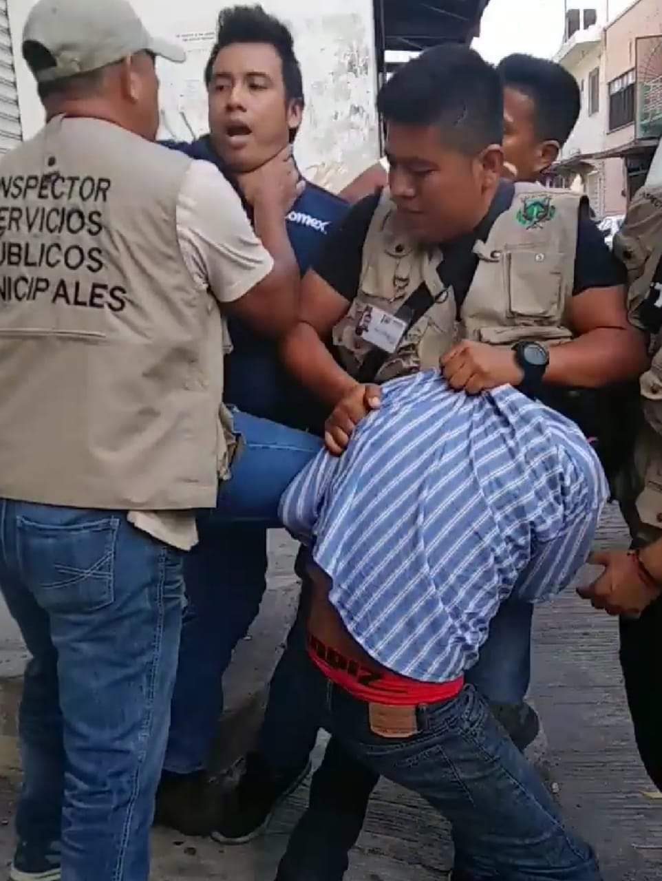El hombre fue sometido por autoridades municipales. (Abraham Jiménez)