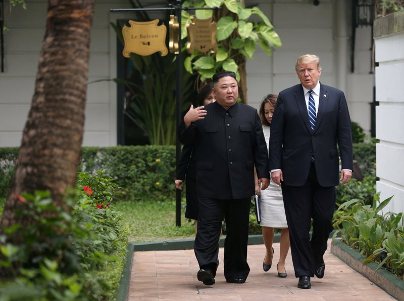 Kim y Trump durante su reunión , en Hanói. (Reuters)