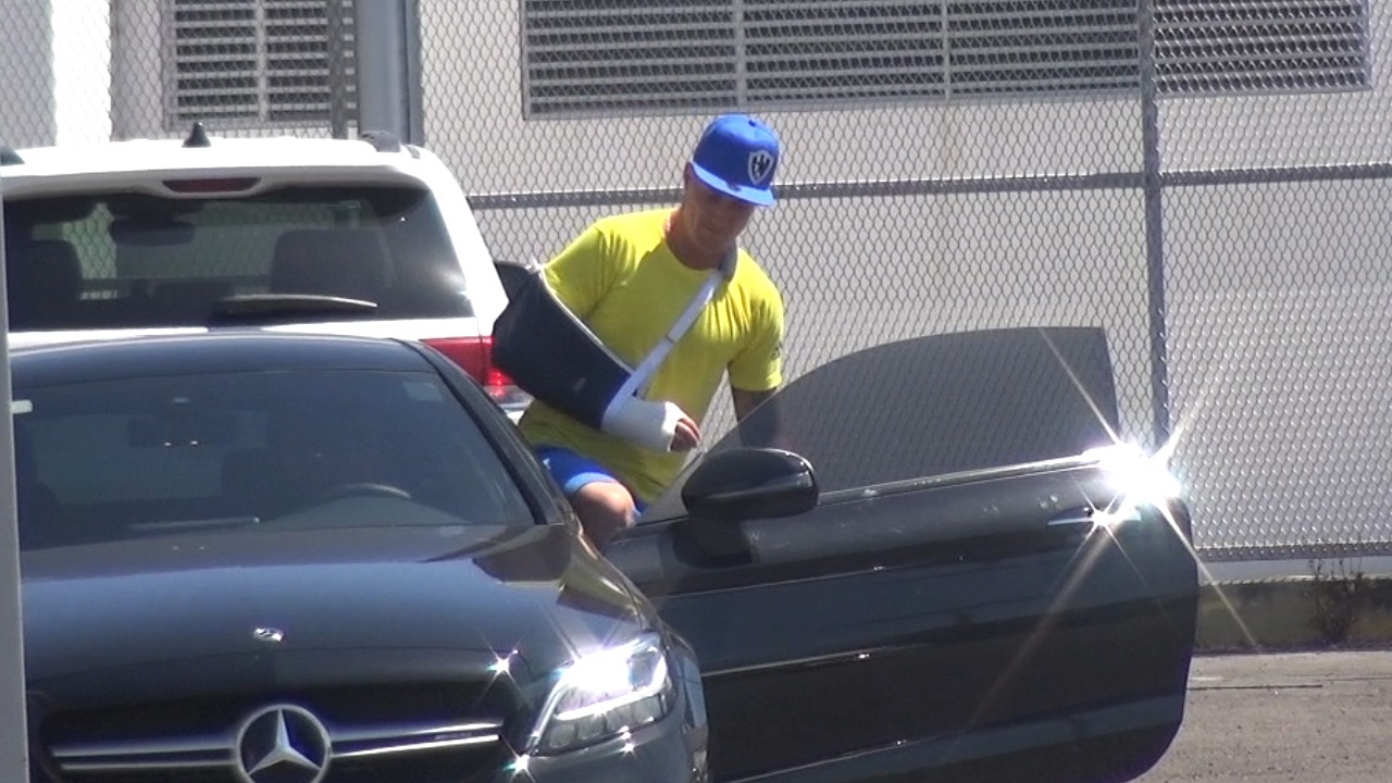 Leonardo Ramos abandonó el estadio Universitario con el yeso en el brazo, lo que confirma su lesión y su baja (Jesús Zavala)