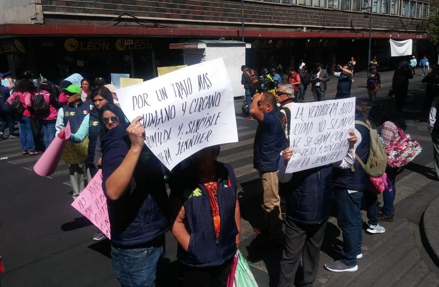 Los manifestantes bloquean la circulación en avenida Pino Suárez y la calle Mesones. | César Velázquez