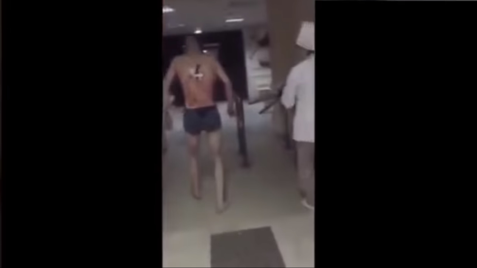Los médicos se preparaban para atender al paciente que ingresó de urgencia. (Captura de video)