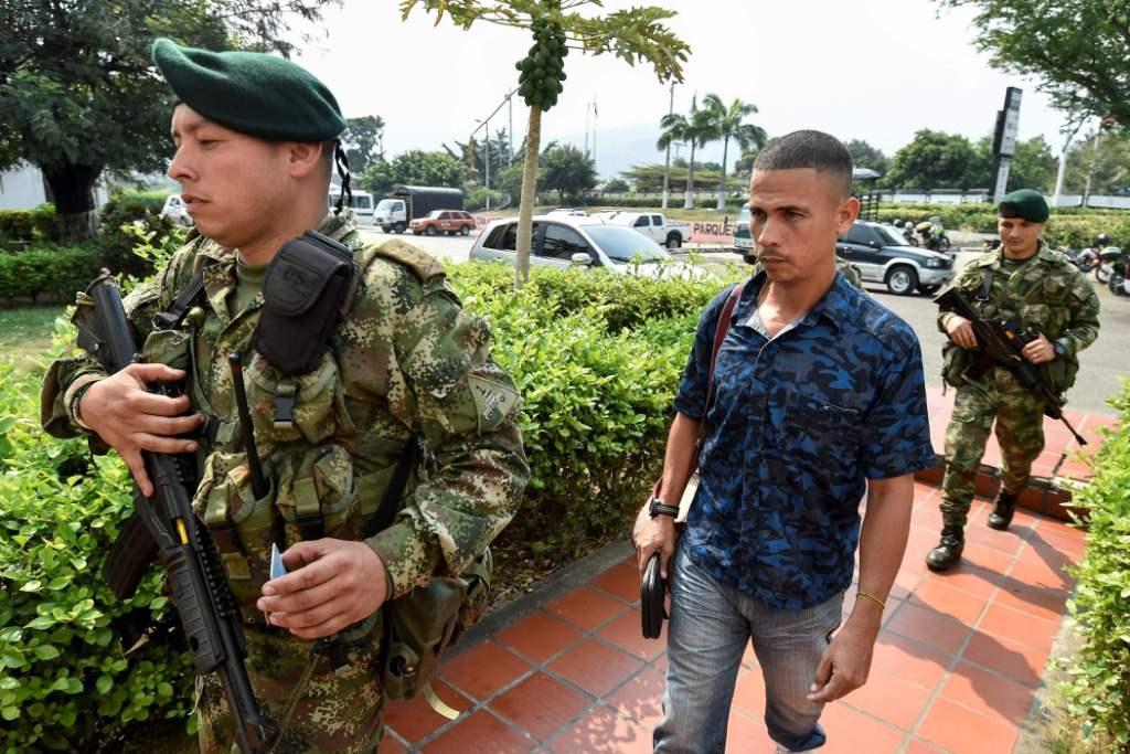 Algunos de estos militares llegan a Colombia con uniforme y armamento, mientras que otros lo hacen de civil. AFP