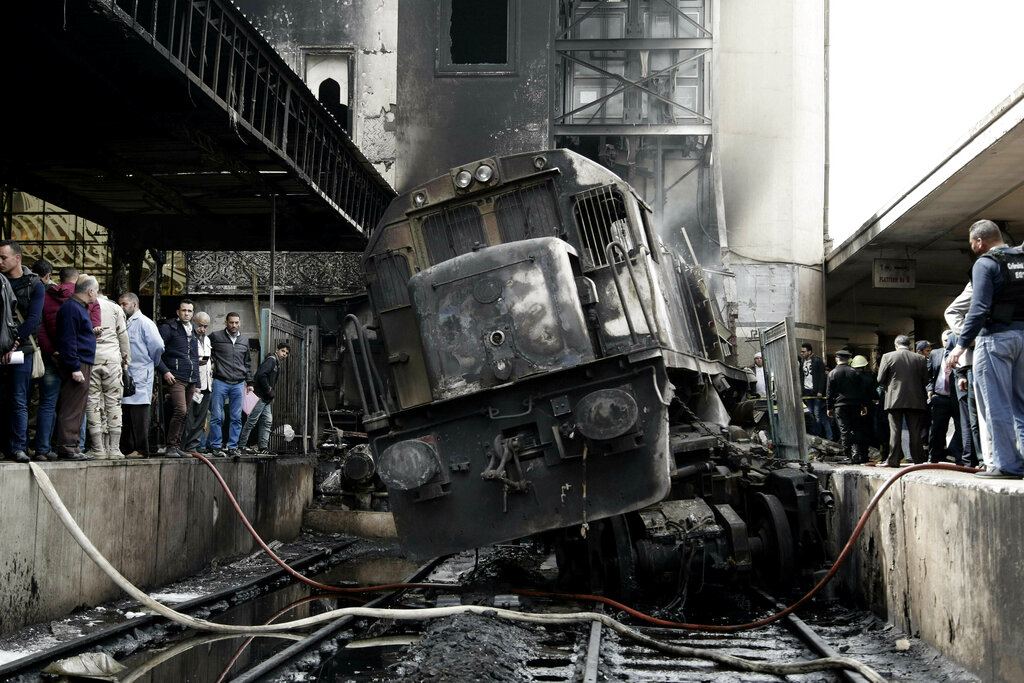 El operador ferroviario suspendió brevemente todos los servicios de tren y ordenó desalojar la estación. AP