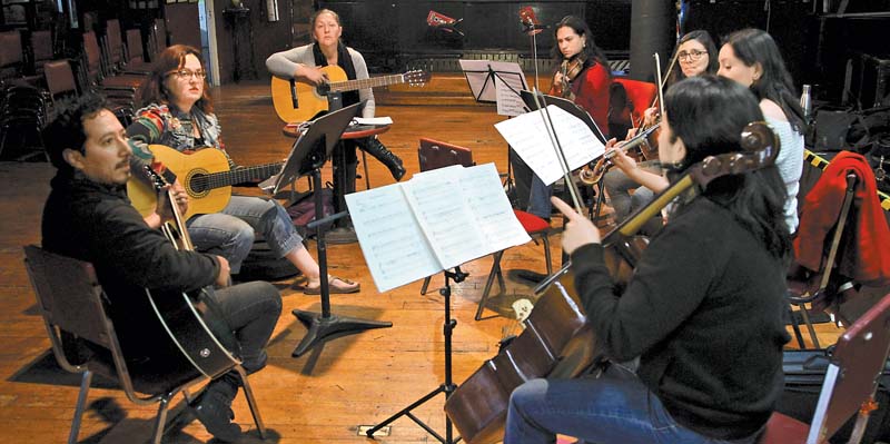 Las protagonistas participan en todos los detalles, incluyendo la música al espectáculo. Édgar Negrete