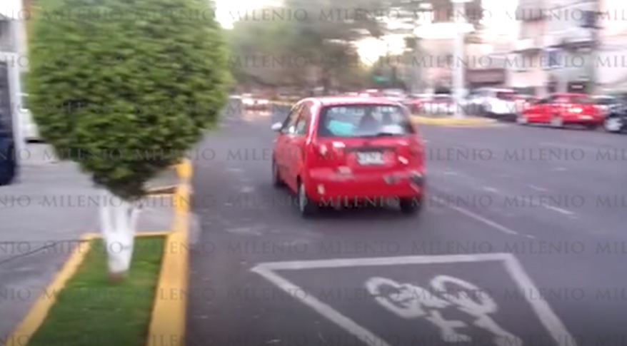 Testigos comentan que el automovilista ha sido visto circular varias veces por el mismo lugar. (Iván Ramírez)