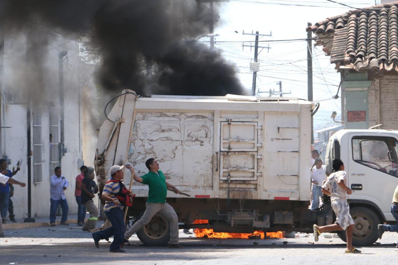 Los trabajadores incendiaron un camión de basura durante los disturbios. (Óscar Rodríguez)