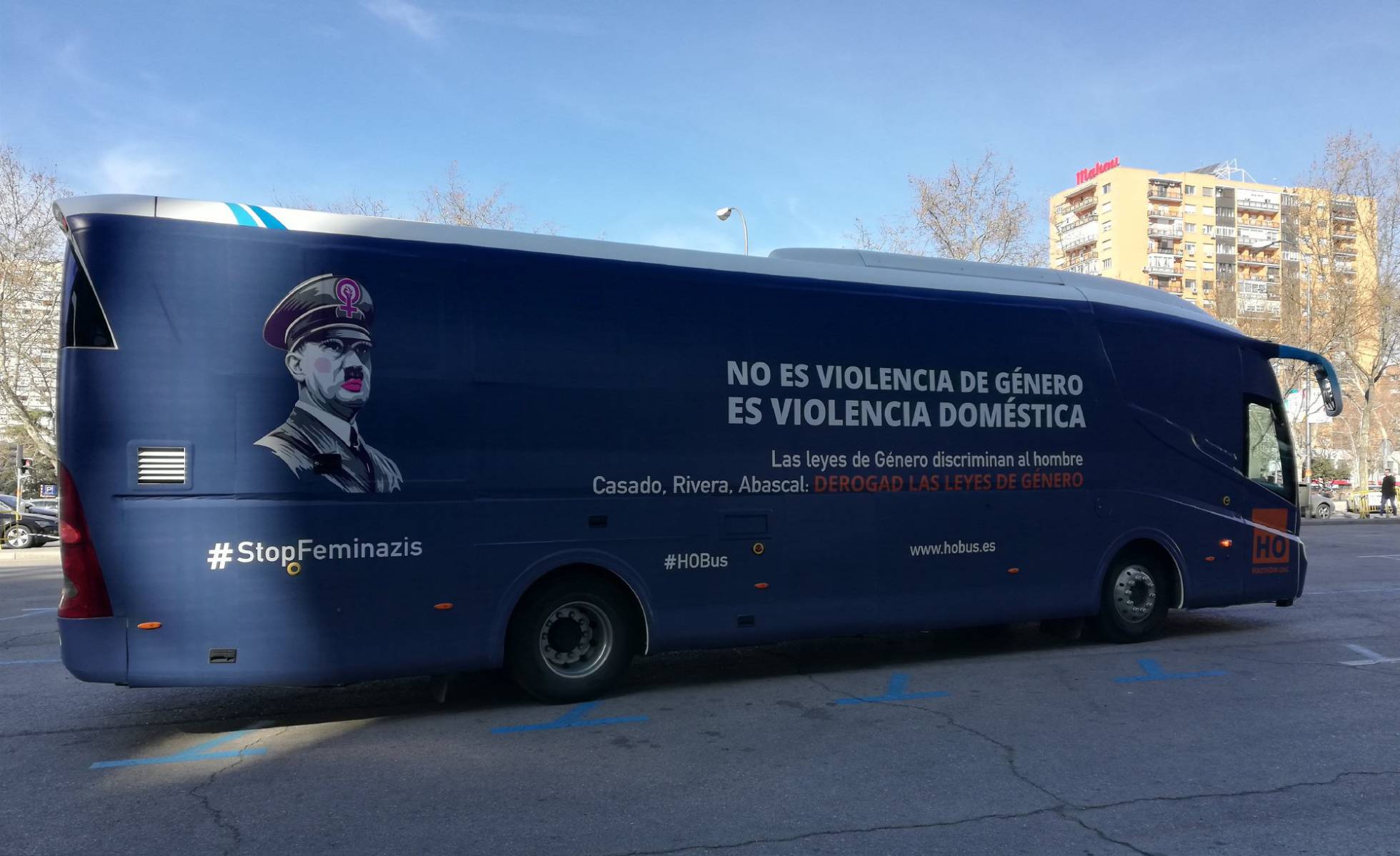El autobús de Hazte Oír emplea la imagen de Adolf Hitler contra el feminismo (Especial).