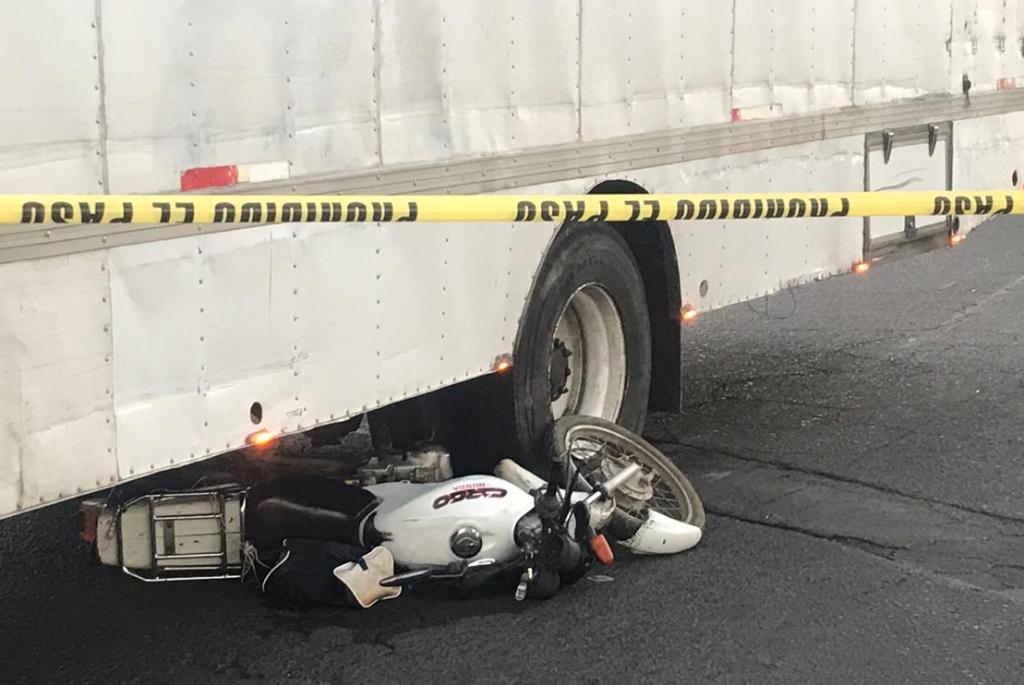El camión atropelló al motociclista en el cruce de avenida Guelatao y Eje 5 Sur. | César Velázquez