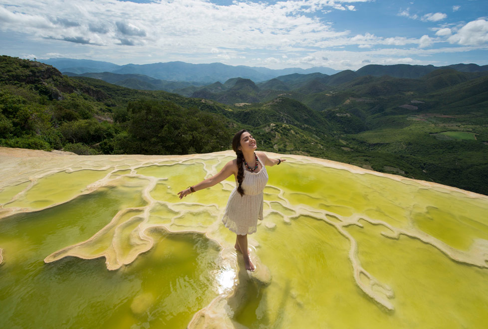 Una de las cascadas de Hierve el Agua mide 30 metros de altura, la otra 12 y que están formadas por escurrimientos de agua carbonatada.