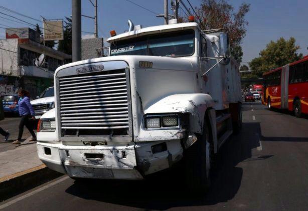 El conductor del camión no frenó a tiempo y chocó contra el auto. (Jorge Becerril)