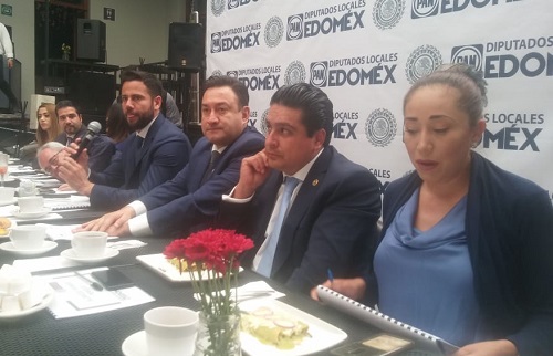 La conferencia de prensa la presidió el dirigente estatal. (Claudia Hidalgo)