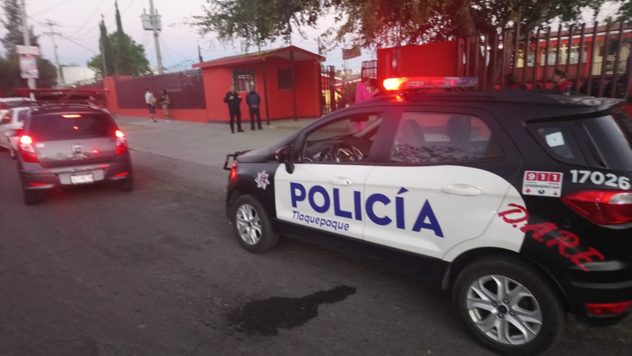 Elementos del grupo DARE resguardan entrada y salida de alumnos en planteles escolares. (ESPECIAL)