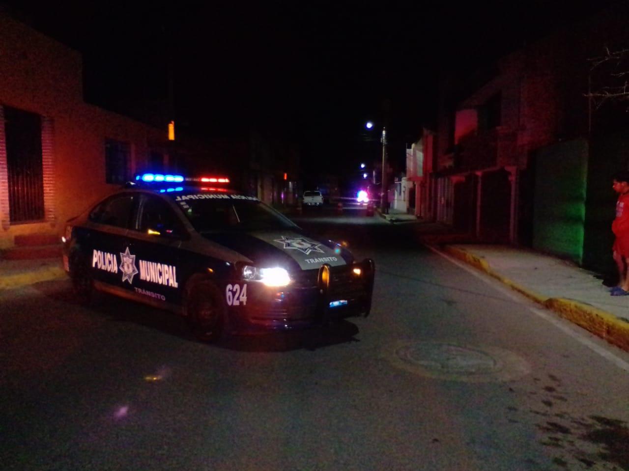Los hombres circulaban en un vehículo Nissan March cuando fueron atacados a balazos por unos sujetos, quienes huyeron (Especial)