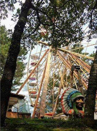 Un joven de 15 años brincó de un juego en Six Flags. (Instragram)