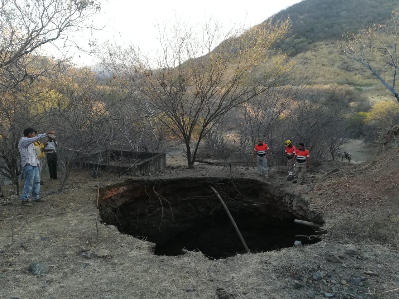 Personal de Protección Civil atendieron el reporte del socavón. (PC Guerrero)