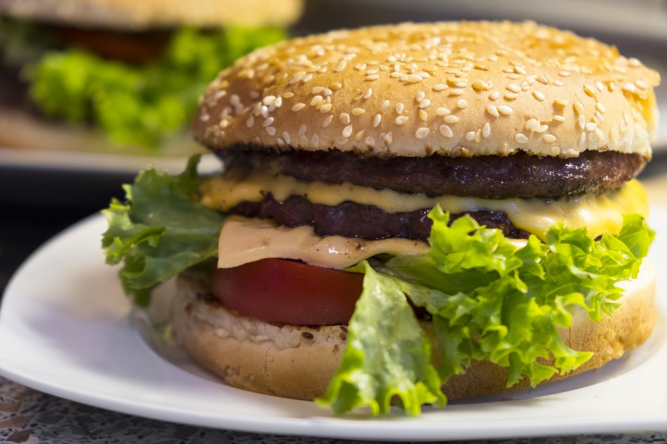 Al tomar decisiones la corteza prefrontal se activa y conduce a la persona a desear alimentos ricos en calorías. (Especial)