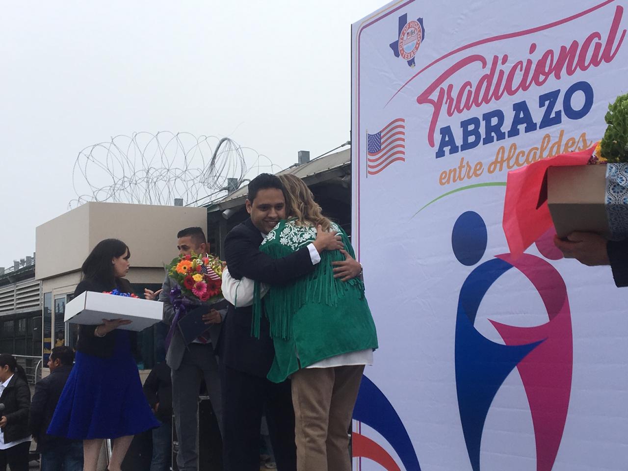 Abrazo en frontera de Tamaulipas con Estados Unidos.