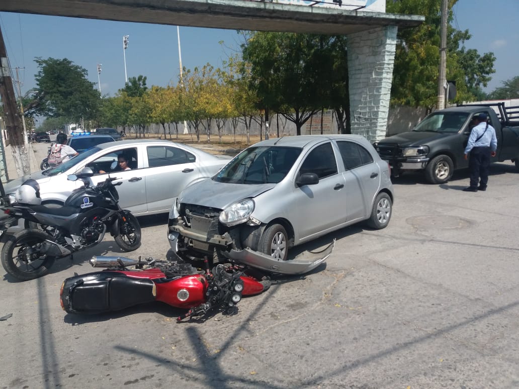 Familia en moto se impacta contra auto compacto y se lesionan.