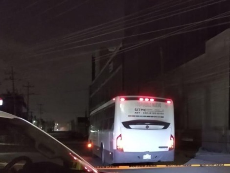 Policías municipales acordonaron la zona mientras el joven yacía muerto con heridas en el cráneo. Foto: Elizabeth Cruz