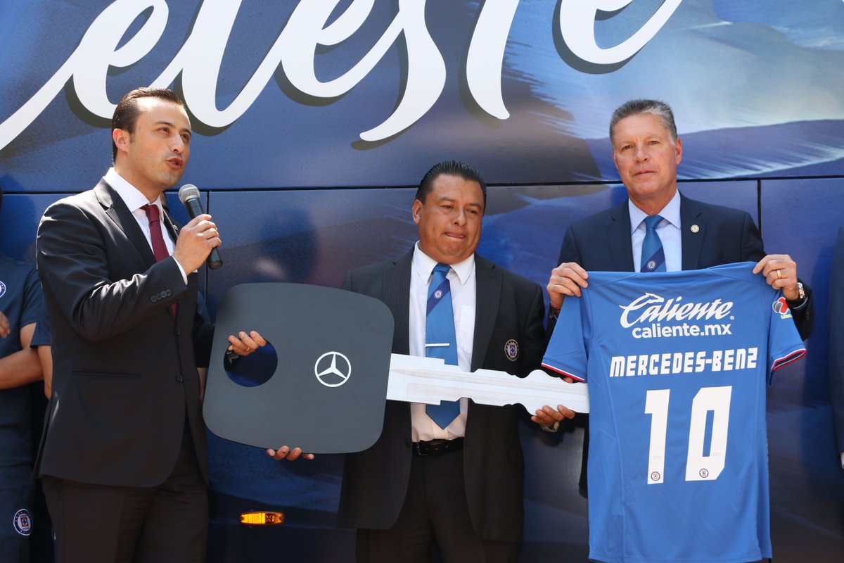 Ricardo Peláez recibe de manera simbólica la llave del nuevo autobús de Cruz Azul (Twitter @Cruz_Azul_FC)