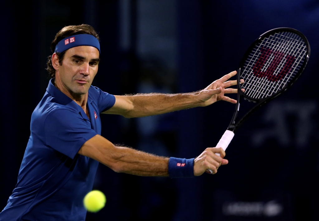 Roger Federer en partido en Dubai (AP)