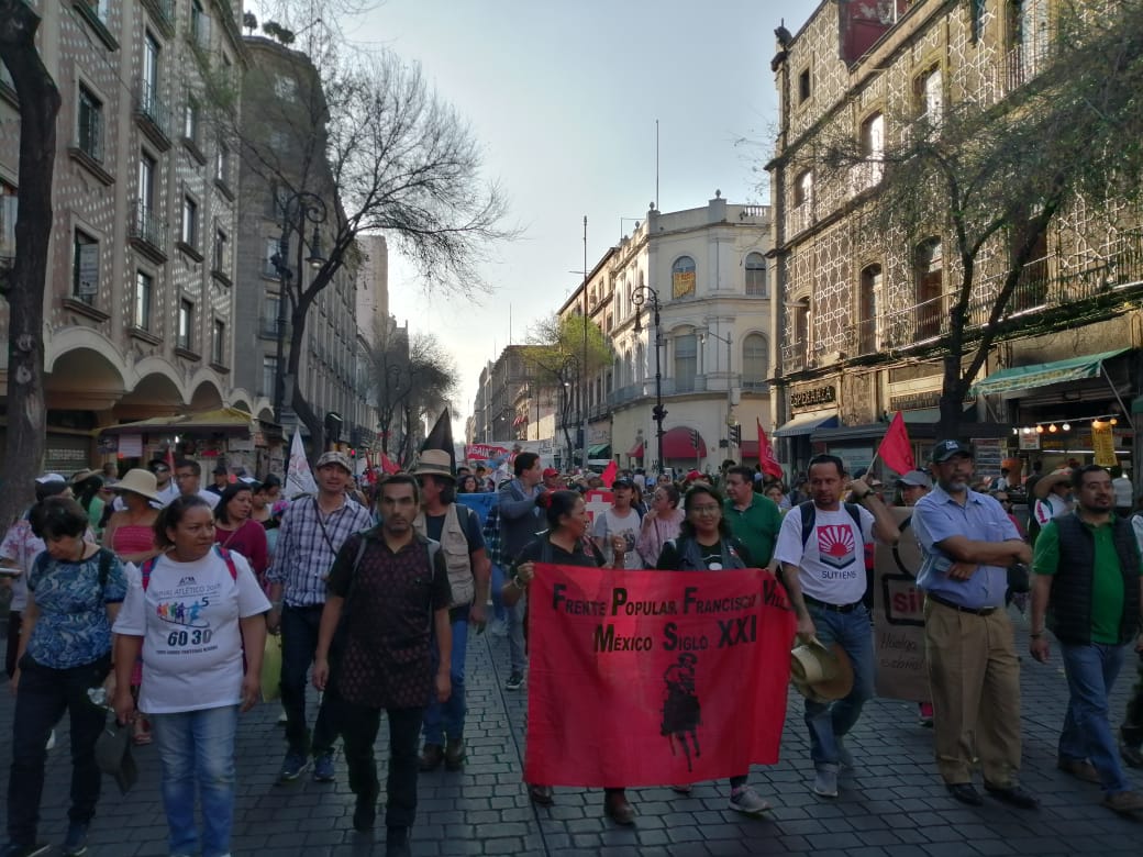 Los trabajadores marcharon del Monumento a la Revolución al Zócalo. (Fanny Miranda)