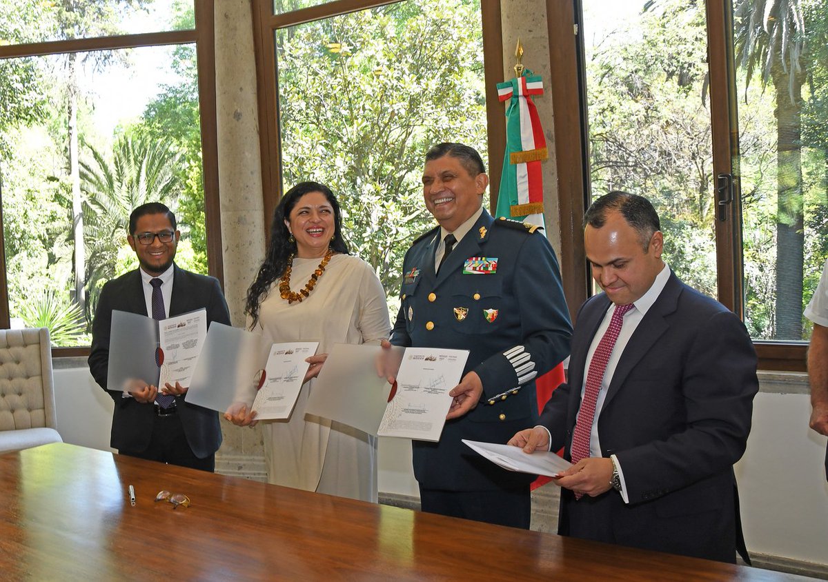 Alejandra Frausto y Luis Cresencio Sandoval firmaron el acta de entrega-recepción de Los Pinos (@alefrausto)