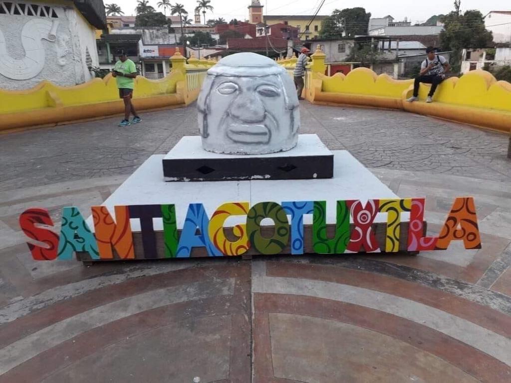 La cabeza fue colocada junto a las letras turísticas de la ciudad. (Isabel Zamudio)